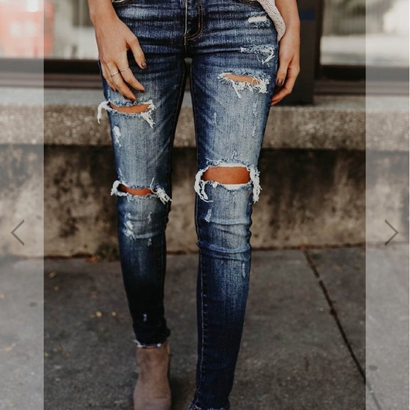 Loosely store never worn distressed jeans - Picture 2 of 3